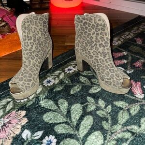 Leopard Print Peep Toe Ankle Boots 7
